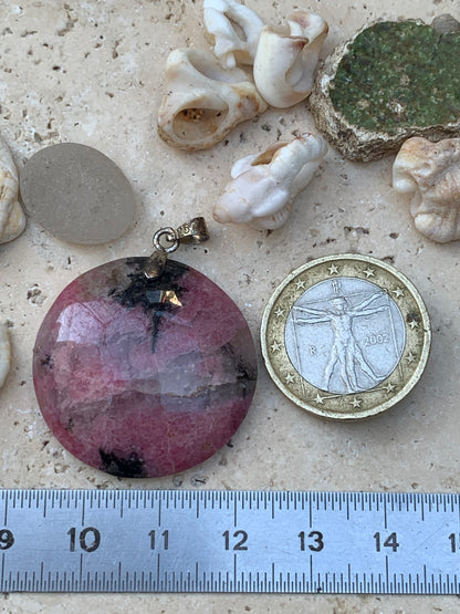 Rhodonite, pendentif 'cabochon percé' de 40 mm x30 x7. Vendu avec cordon réglable de couleur noire !
