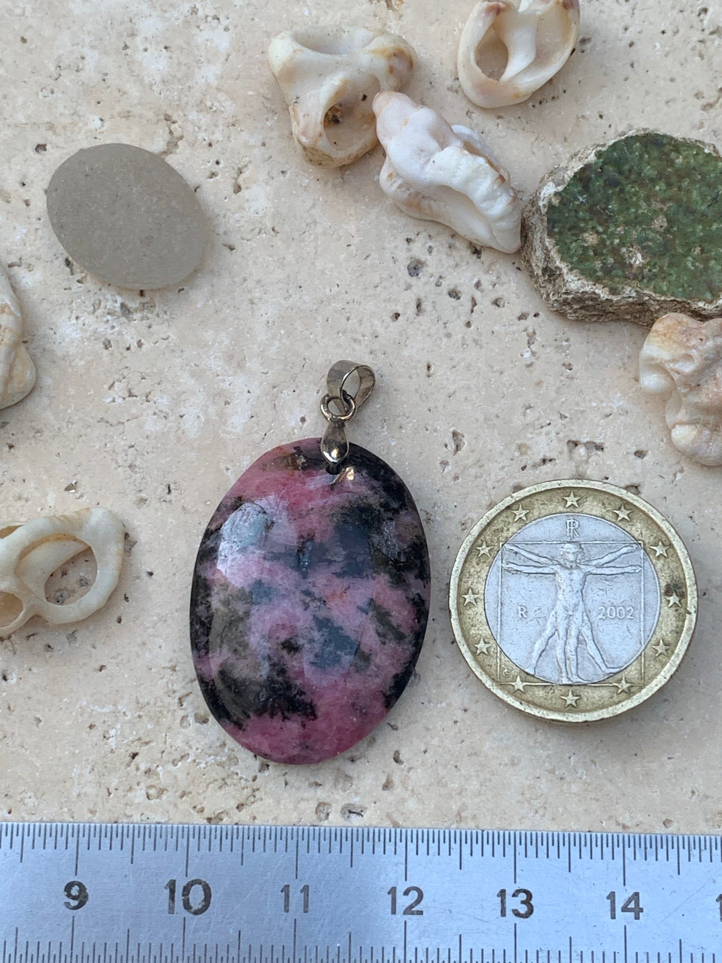 Rhodonite, pendentif 'cabochon percé' de 39mm x23 x7. Vendu avec cordon réglable de couleur noire !