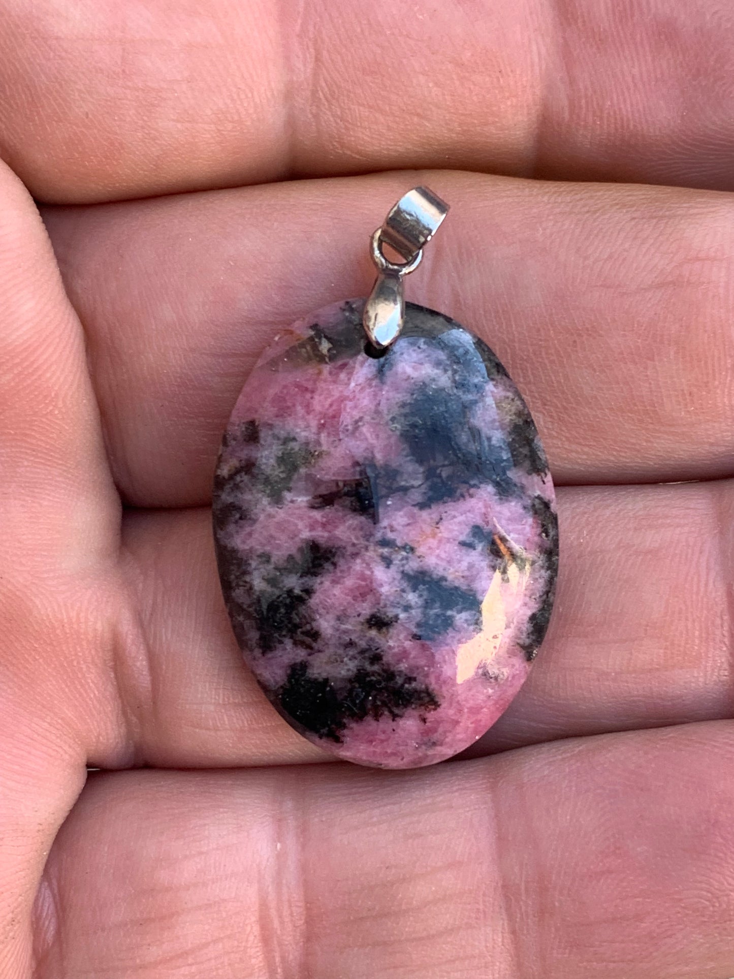 Rhodonite, pendentif 'cabochon percé' de 39mm x23 x7. Vendu avec cordon réglable de couleur noire !