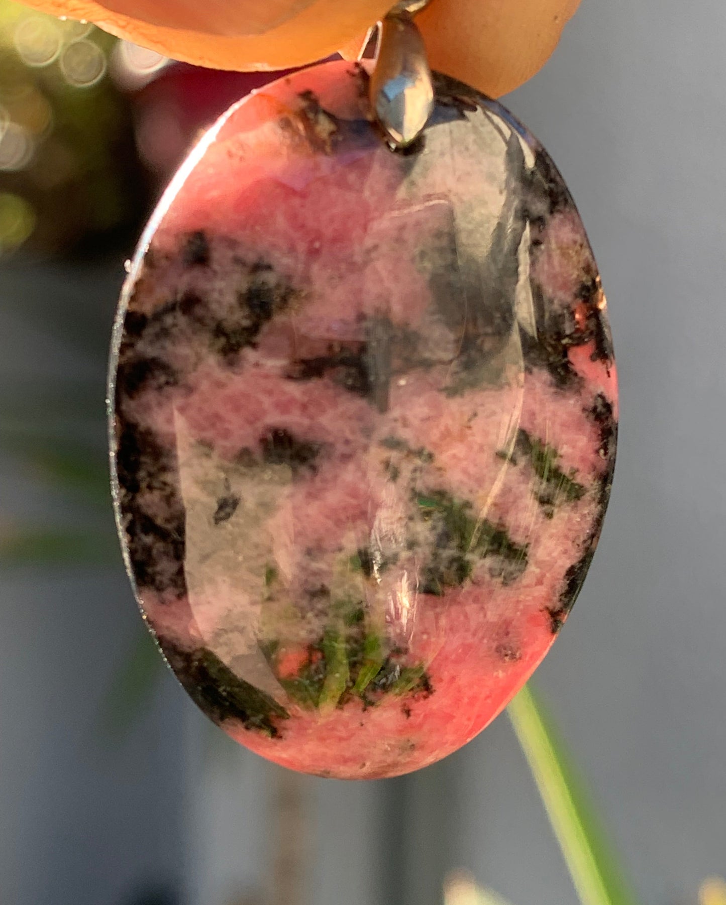 Rhodonite, pendentif 'cabochon percé' de 39mm x23 x7. Vendu avec cordon réglable de couleur noire !