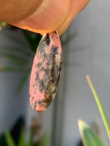 Rhodonite, pendentif 'cabochon percé' de 39mm x23 x7. Vendu avec cordon réglable de couleur noire !