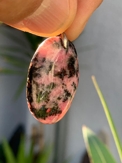 Rhodonite, pendentif 'cabochon percé' de 39mm x23 x7. Vendu avec cordon réglable de couleur noire !