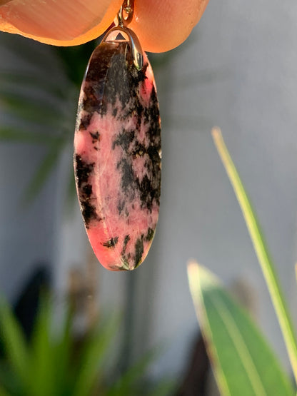 Rhodonite, pendentif 'cabochon percé' de 39mm x23 x7. Vendu avec cordon réglable de couleur noire !