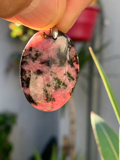 Rhodonite, pendentif 'cabochon percé' de 39mm x23 x7. Vendu avec cordon réglable de couleur noire !