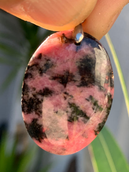 Rhodonite, pendentif 'cabochon percé' de 39mm x23 x7. Vendu avec cordon réglable de couleur noire !