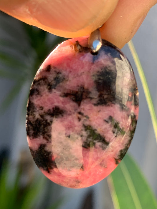 Rhodonite, pendentif 'cabochon percé' de 39mm x23 x7. Vendu avec cordon réglable de couleur noire !