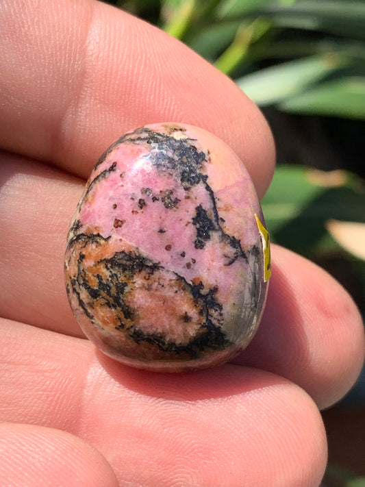 Rhodonite, pendentif pierre roulée, de 27mm x23 x9. Vendu avec cordon réglable de couleur noire !