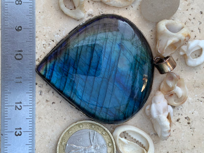 Labradorite, pendentif en Argent de 60mm x 44 x 9. Qualité AA à AAA, vendu avec cordon réglable de couleur noire !