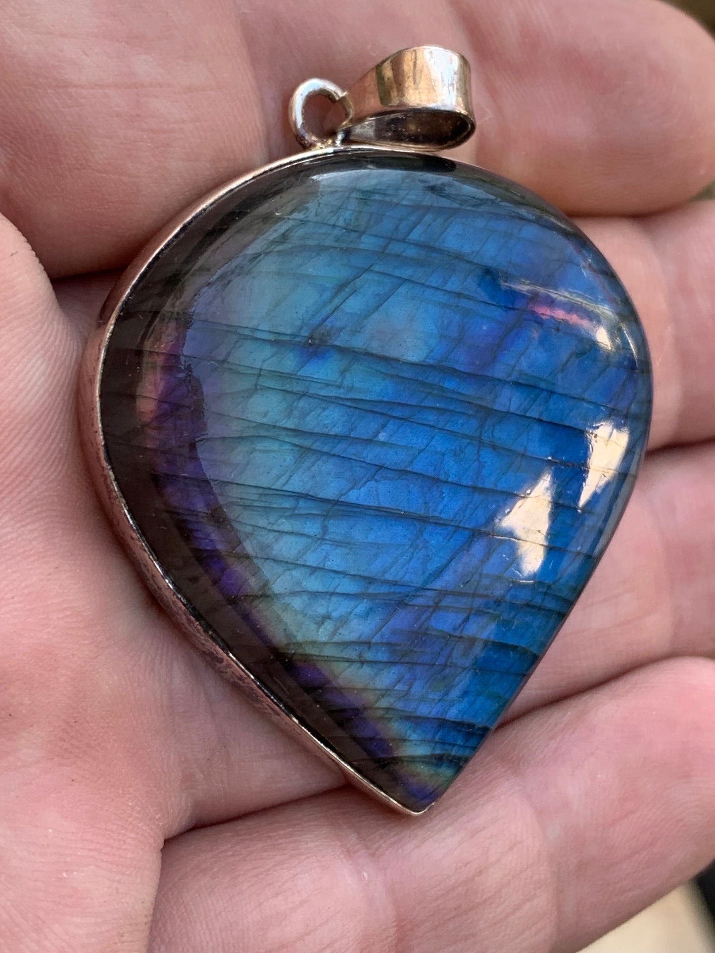 Labradorite, pendentif en Argent de 60mm x 44 x 9. Qualité AA à AAA, vendu avec cordon réglable de couleur noire !