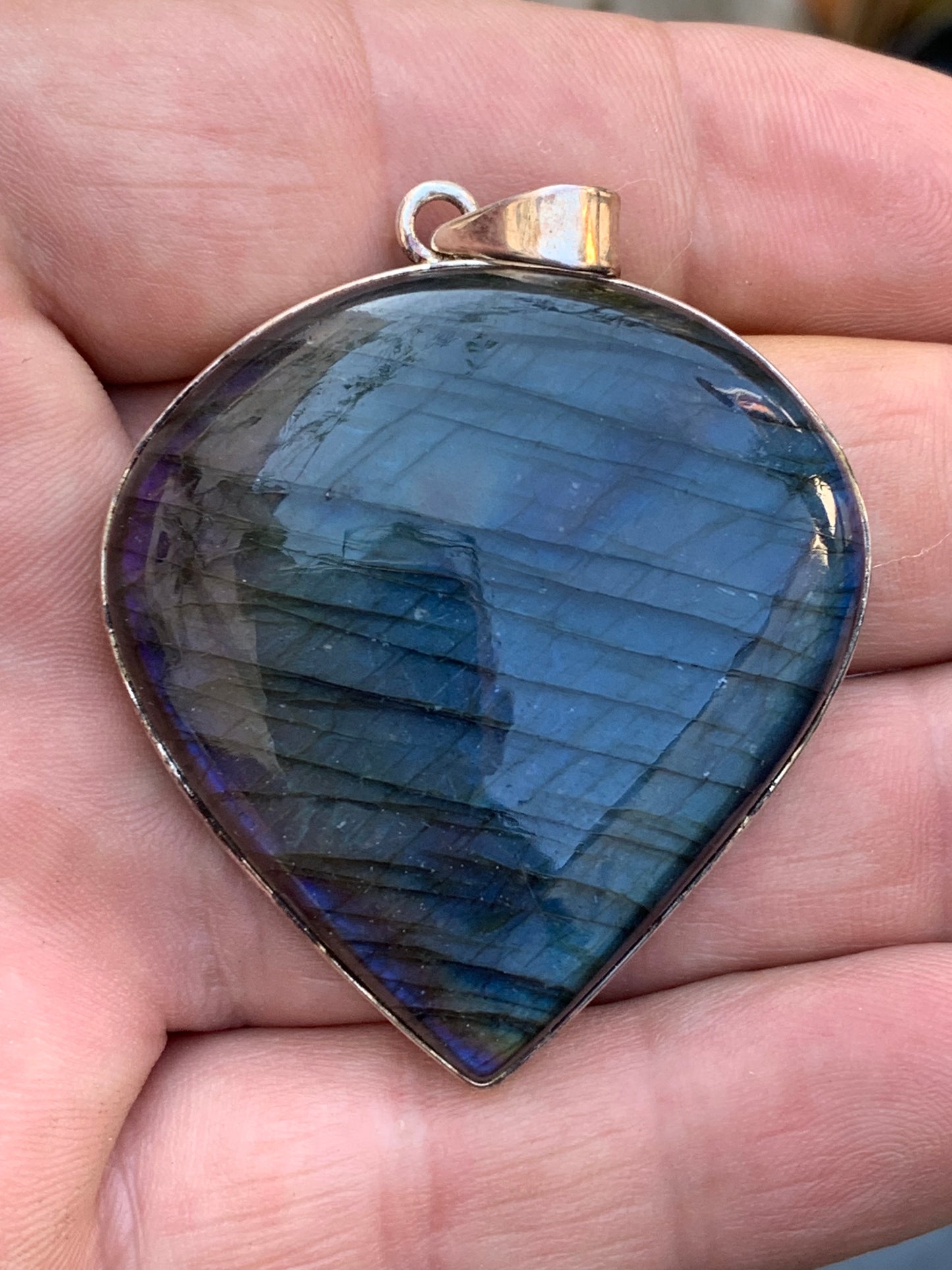 Labradorite, pendentif en Argent de 60mm x 44 x 9. Qualité AA à AAA, vendu avec cordon réglable de couleur noire !