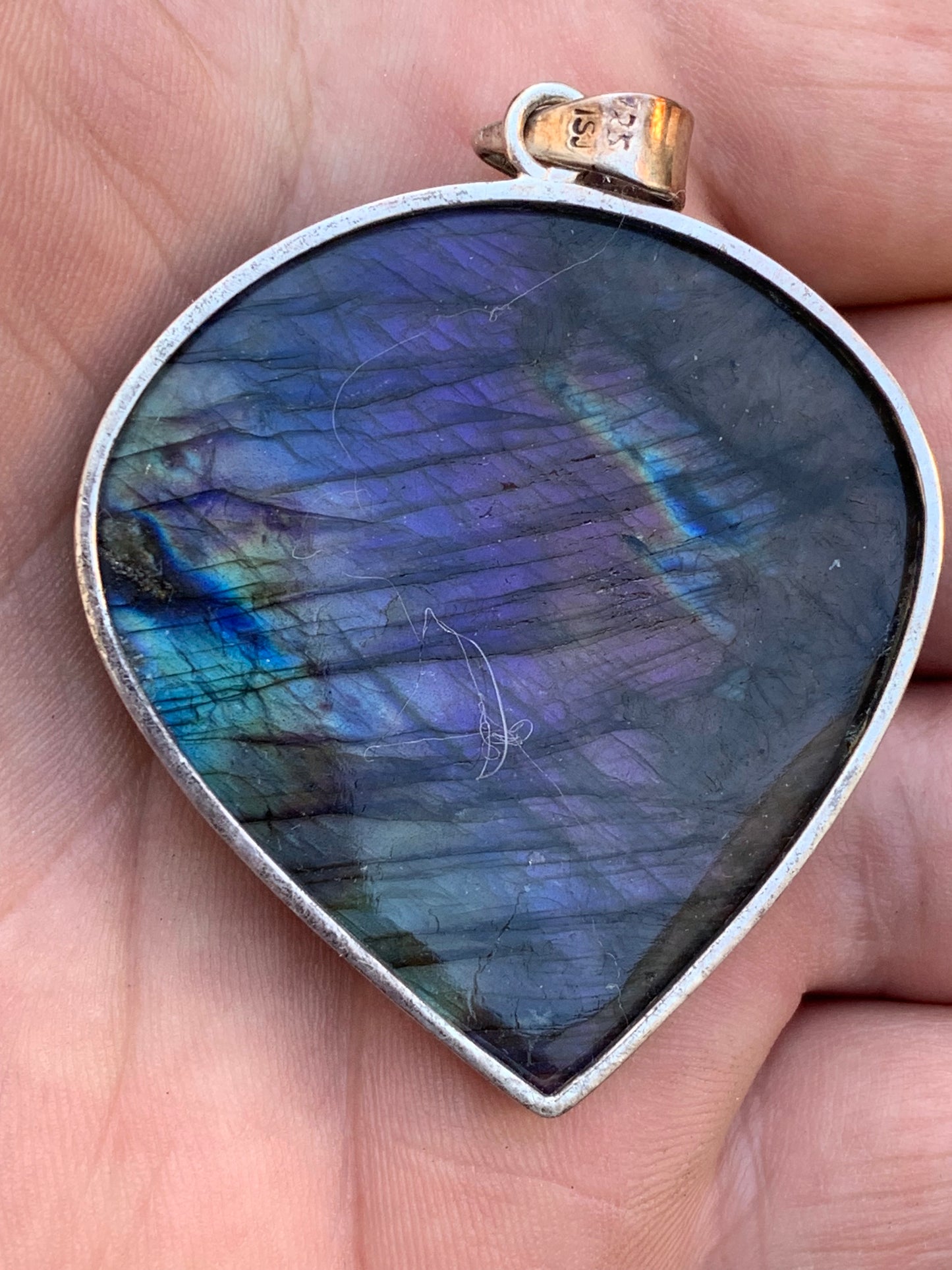 Labradorite, pendentif en Argent de 60mm x 44 x 9. Qualité AA à AAA, vendu avec cordon réglable de couleur noire !