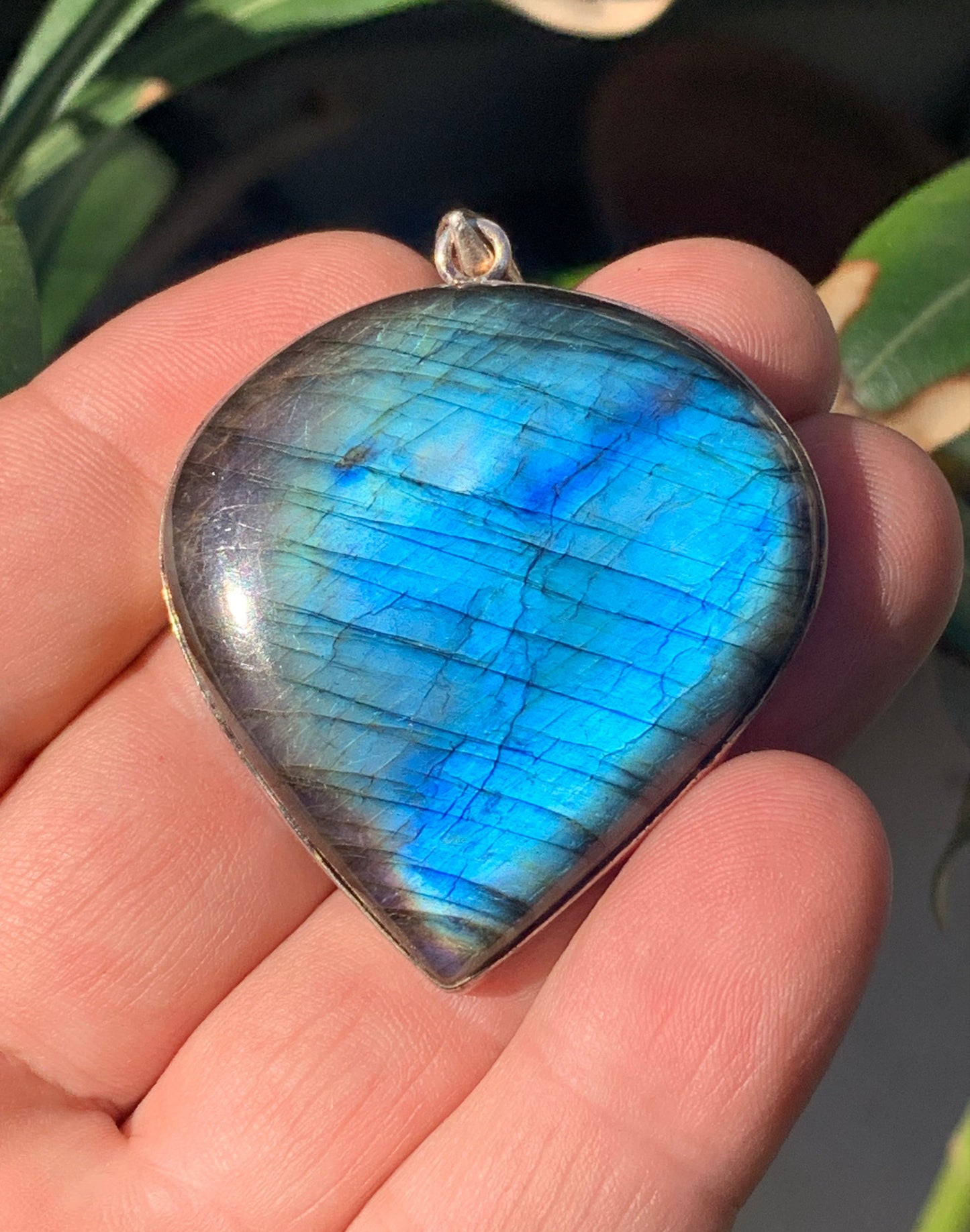 Labradorite, pendentif en Argent de 60mm x 44 x 9. Qualité AA à AAA, vendu avec cordon réglable de couleur noire !