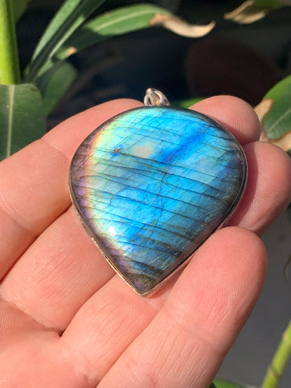 Labradorite, pendentif en Argent de 60mm x 44 x 9. Qualité AA à AAA, vendu avec cordon réglable de couleur noire !