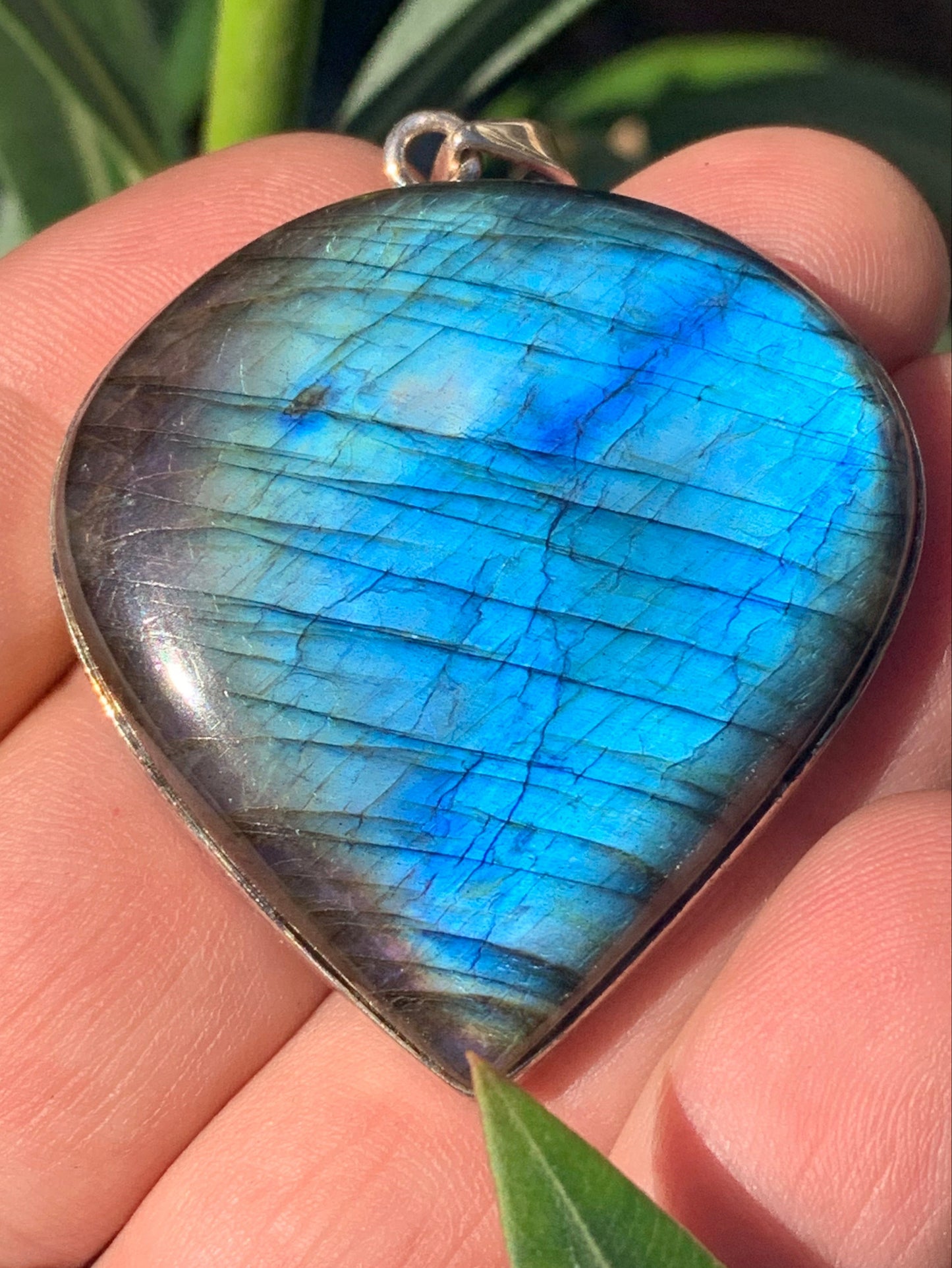 Labradorite, pendentif en Argent de 60mm x 44 x 9. Qualité AA à AAA, vendu avec cordon réglable de couleur noire !