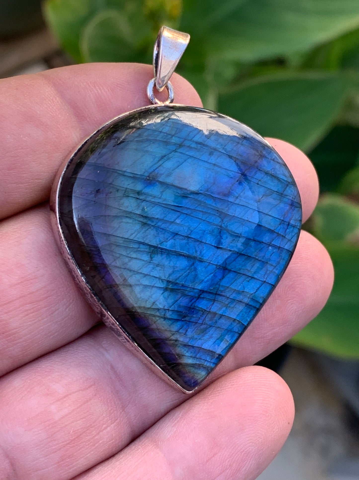 Labradorite, pendentif en Argent de 60mm x 44 x 9. Qualité AA à AAA, vendu avec cordon réglable de couleur noire !