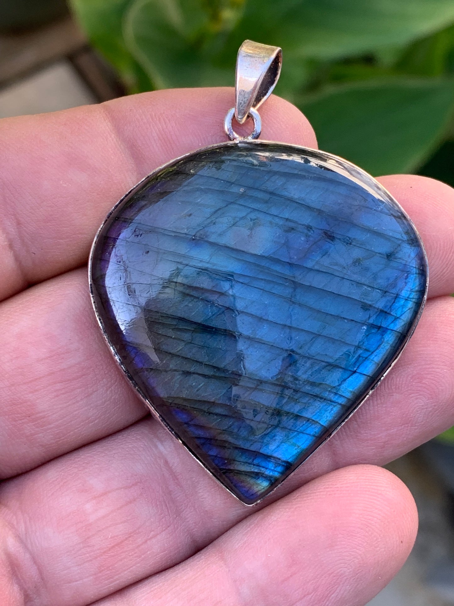 Labradorite, pendentif en Argent de 60mm x 44 x 9. Qualité AA à AAA, vendu avec cordon réglable de couleur noire !