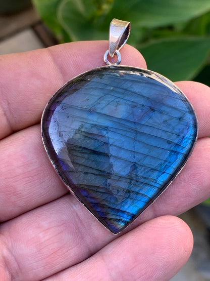 Labradorite, pendentif en Argent de 60mm x 44 x 9. Qualité AA à AAA, vendu avec cordon réglable de couleur noire !