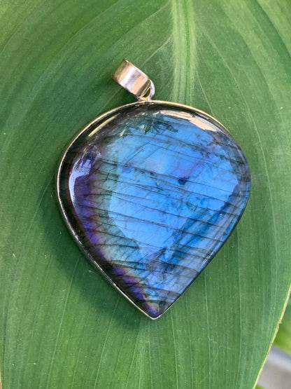Labradorite, pendentif en Argent de 60mm x 44 x 9. Qualité AA à AAA, vendu avec cordon réglable de couleur noire !