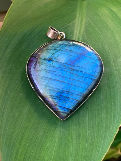 Labradorite, pendentif en Argent de 60mm x 44 x 9. Qualité AA à AAA, vendu avec cordon réglable de couleur noire !