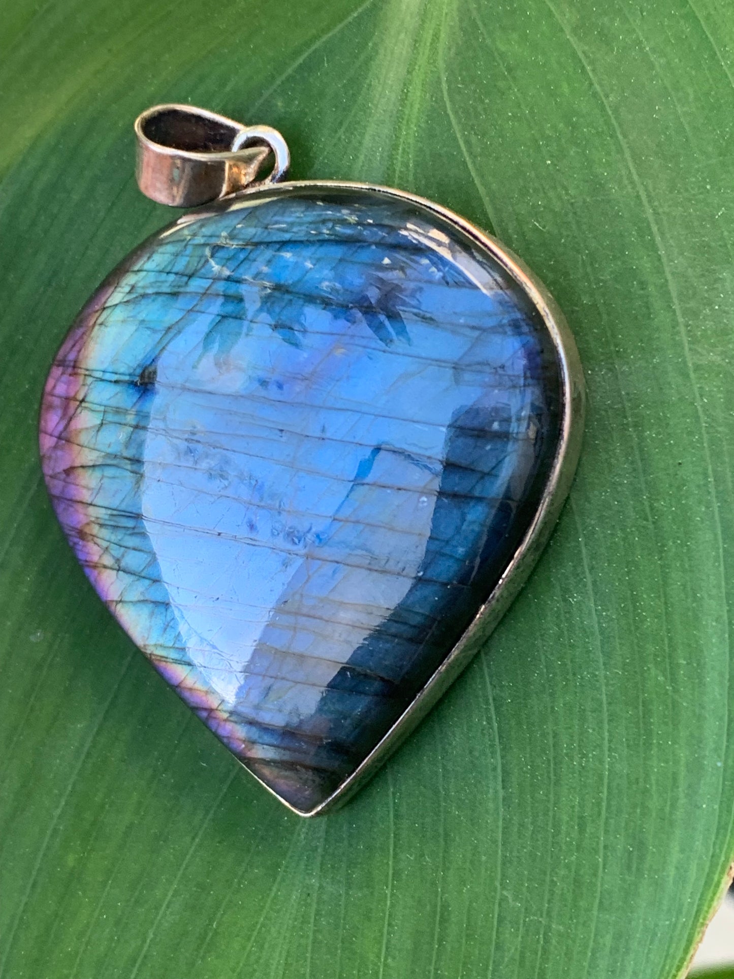 Labradorite, pendentif en Argent de 60mm x 44 x 9. Qualité AA à AAA, vendu avec cordon réglable de couleur noire !