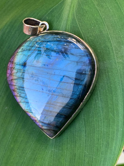 Labradorite, pendentif en Argent de 60mm x 44 x 9. Qualité AA à AAA, vendu avec cordon réglable de couleur noire !