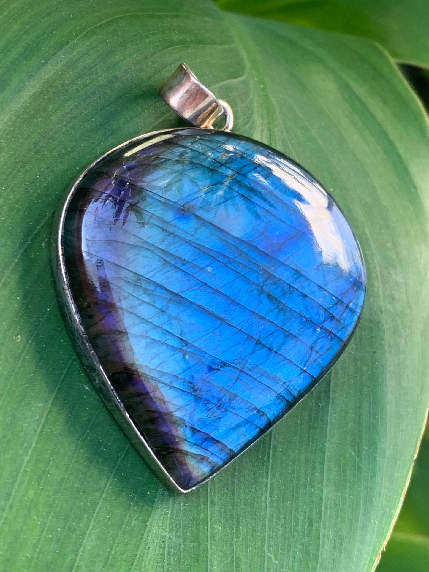 Labradorite, pendentif en Argent de 60mm x 44 x 9. Qualité AA à AAA, vendu avec cordon réglable de couleur noire !