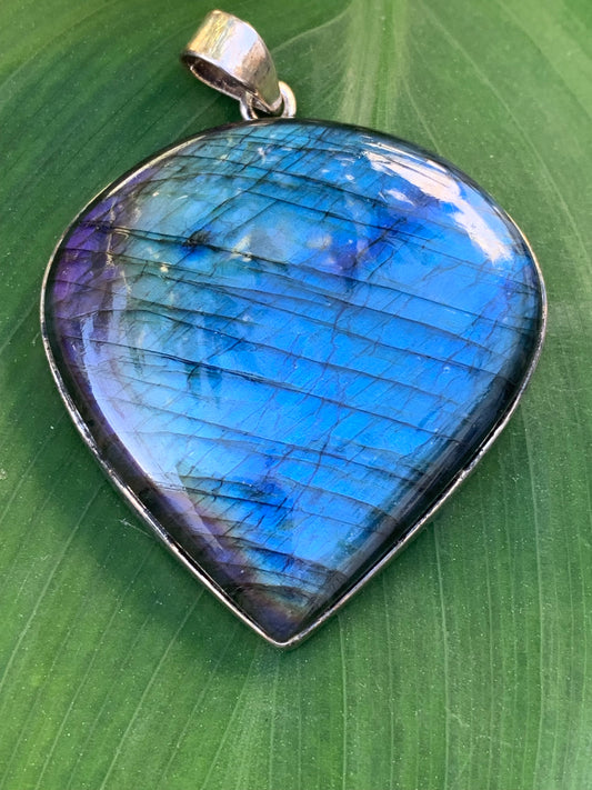 Labradorite, pendentif en Argent de 60mm x 44 x 9. Qualité AA à AAA, vendu avec cordon réglable de couleur noire !