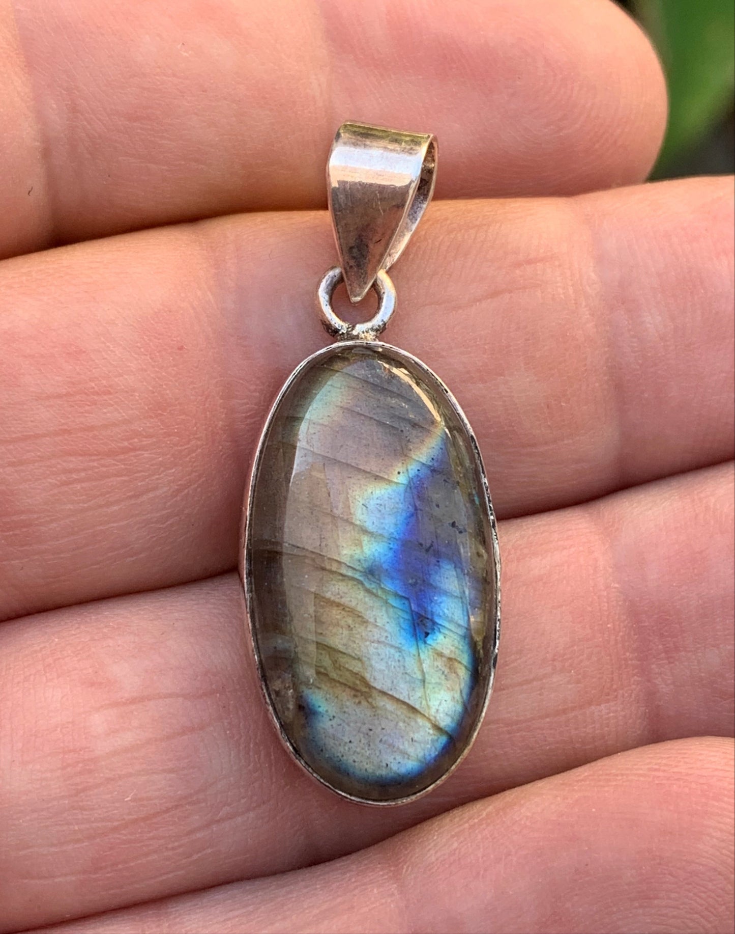 Labradorite, pendentif en Argent de 39mm x 15 x 8. Qualité AA à AAA, vendu avec cordon réglable de couleur noire !