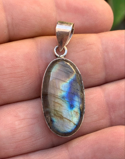 Labradorite, pendentif en Argent de 39mm x 15 x 8. Qualité AA à AAA, vendu avec cordon réglable de couleur noire !