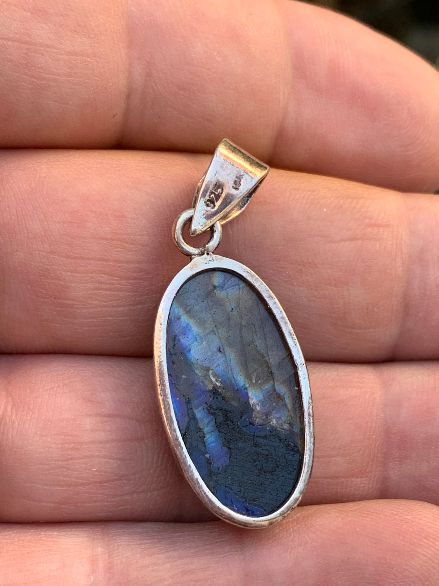 Labradorite, pendentif en Argent de 39mm x 15 x 8. Qualité AA à AAA, vendu avec cordon réglable de couleur noire !