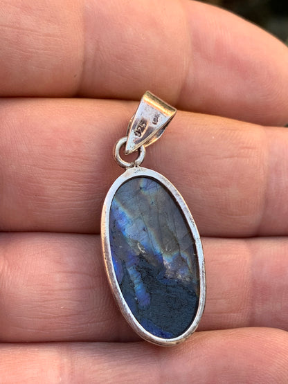 Labradorite, pendentif en Argent de 39mm x 15 x 8. Qualité AA à AAA, vendu avec cordon réglable de couleur noire !