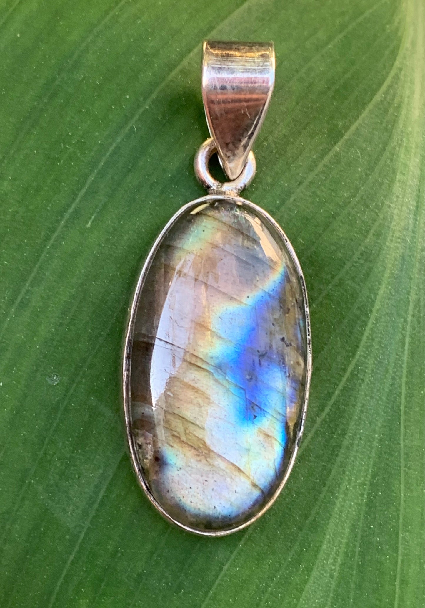 Labradorite, pendentif en Argent de 39mm x 15 x 8. Qualité AA à AAA, vendu avec cordon réglable de couleur noire !