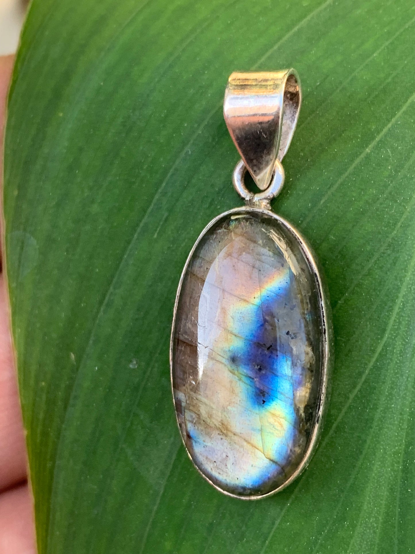 Labradorite, pendentif en Argent de 39mm x 15 x 8. Qualité AA à AAA, vendu avec cordon réglable de couleur noire !