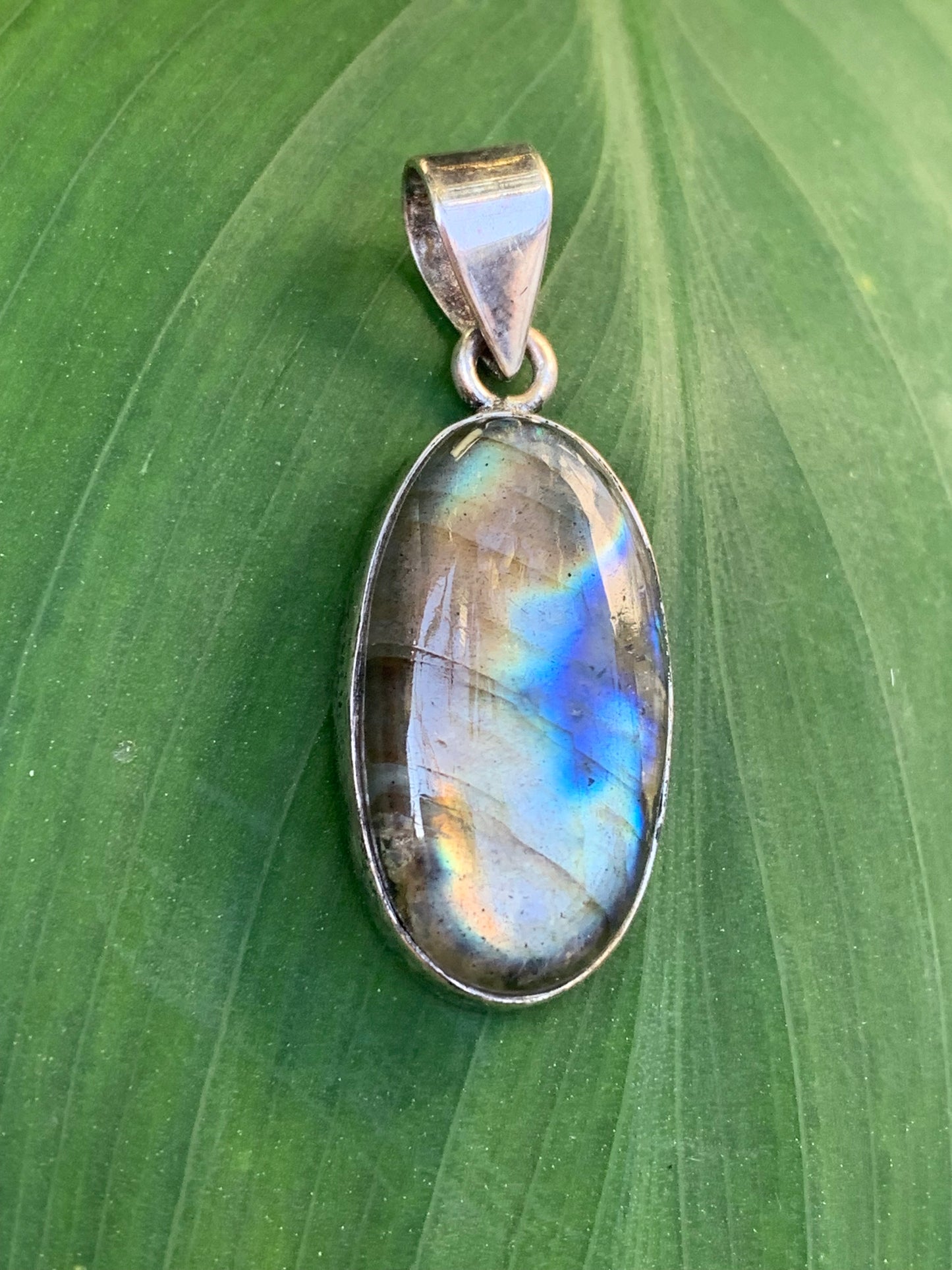Labradorite, pendentif en Argent de 39mm x 15 x 8. Qualité AA à AAA, vendu avec cordon réglable de couleur noire !