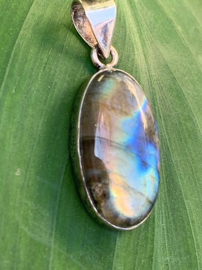 Labradorite, pendentif en Argent de 39mm x 15 x 8. Qualité AA à AAA, vendu avec cordon réglable de couleur noire !