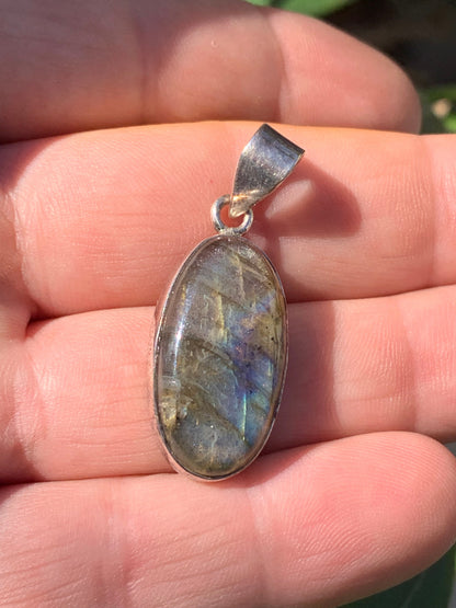 Labradorite, pendentif en Argent de 39mm x 15 x 8. Qualité AA à AAA, vendu avec cordon réglable de couleur noire !