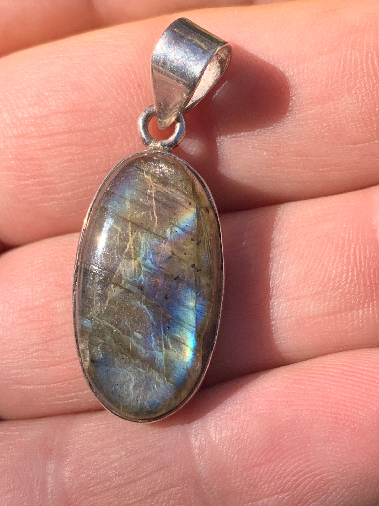 Labradorite, pendentif en Argent de 39mm x 15 x 8. Qualité AA à AAA, vendu avec cordon réglable de couleur noire !