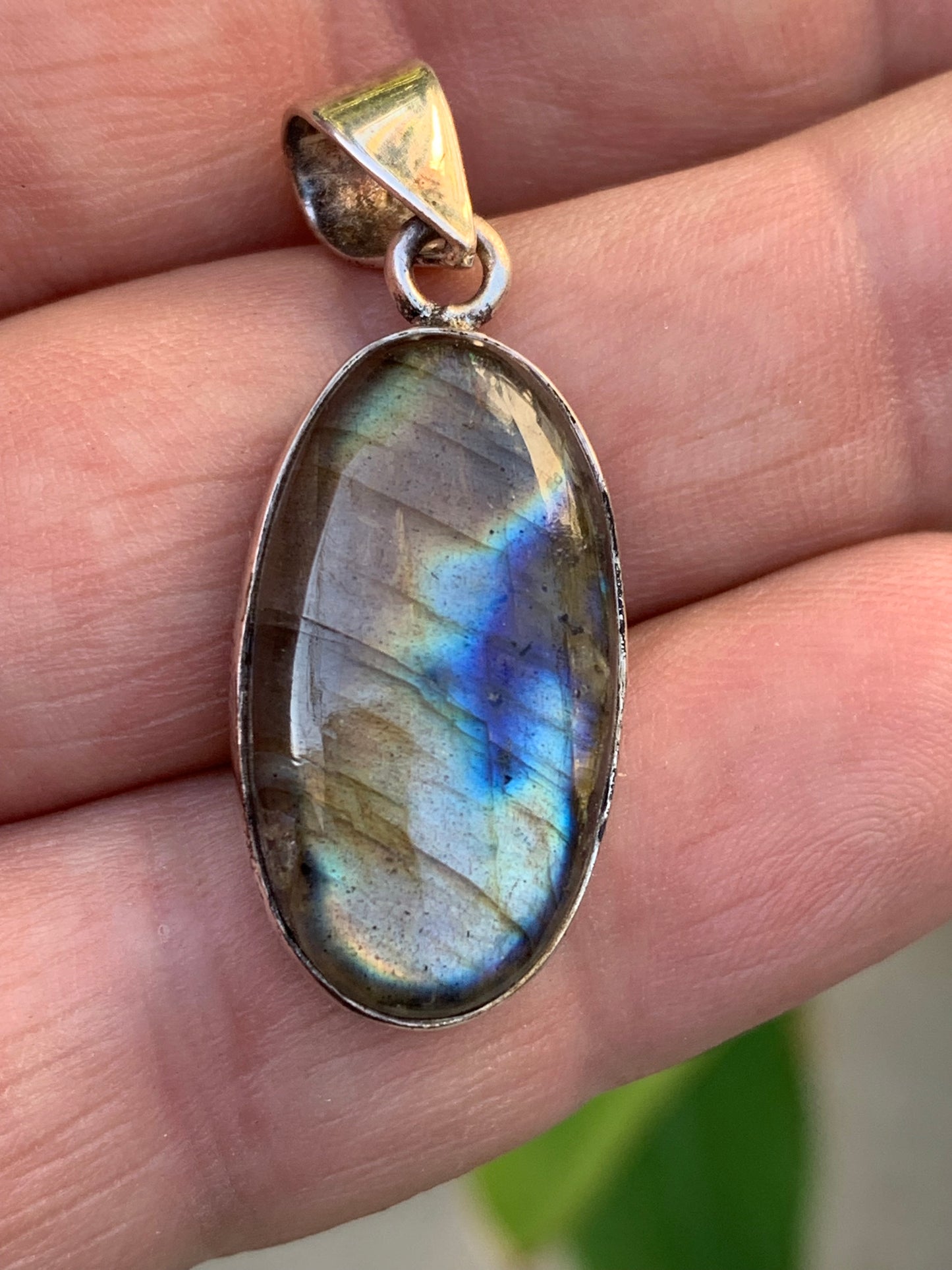 Labradorite, pendentif en Argent de 39mm x 15 x 8. Qualité AA à AAA, vendu avec cordon réglable de couleur noire !