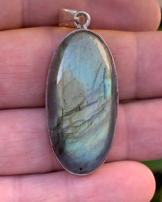 Labradorite, pendentif en Argent de 52mm x 20 x 9. Qualité AA à AAA, vendu avec cordon réglable de couleur noire !