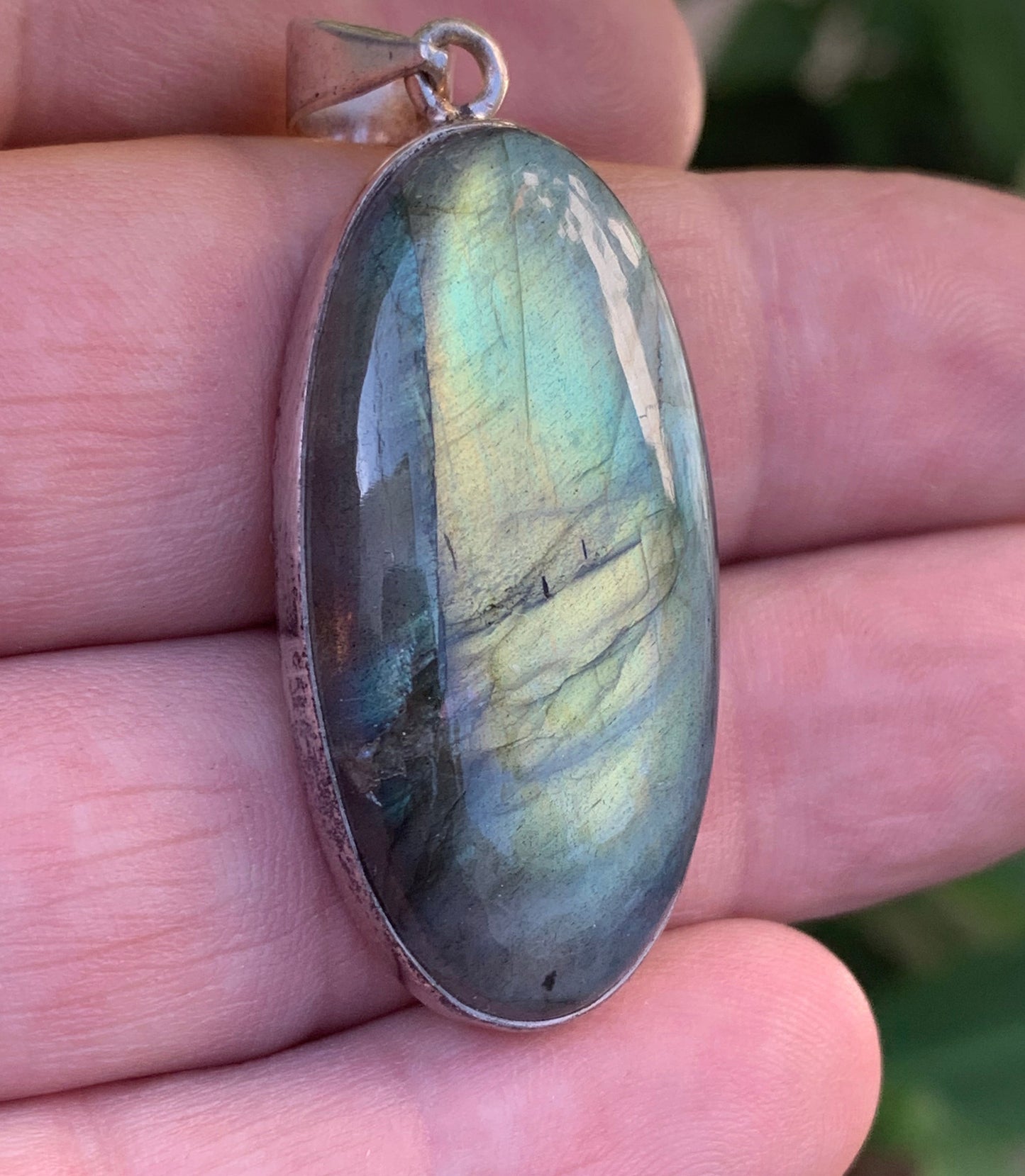 Labradorite, pendentif en Argent de 52mm x 20 x 9. Qualité AA à AAA, vendu avec cordon réglable de couleur noire !