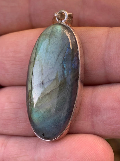 Labradorite, pendentif en Argent de 52mm x 20 x 9. Qualité AA à AAA, vendu avec cordon réglable de couleur noire !