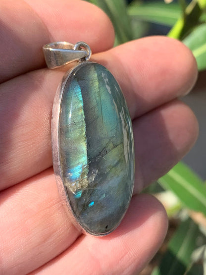 Labradorite, pendentif en Argent de 52mm x 20 x 9. Qualité AA à AAA, vendu avec cordon réglable de couleur noire !
