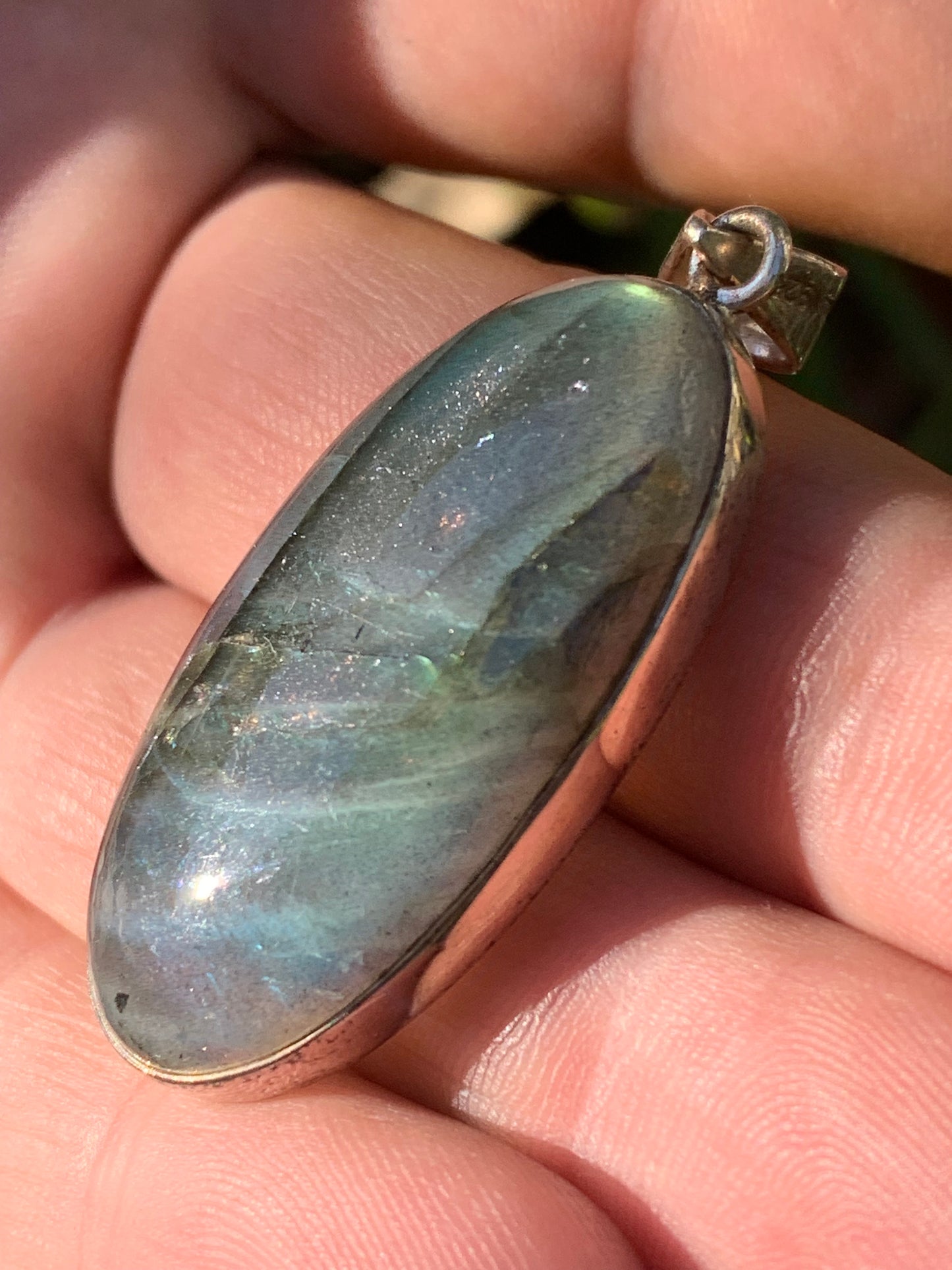 Labradorite, pendentif en Argent de 52mm x 20 x 9. Qualité AA à AAA, vendu avec cordon réglable de couleur noire !
