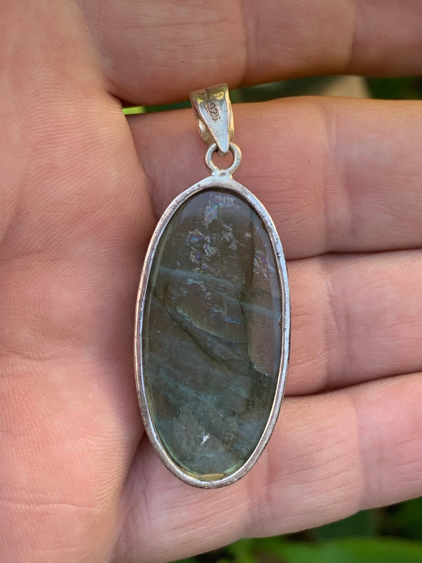 Labradorite, pendentif en Argent de 52mm x 20 x 9. Qualité AA à AAA, vendu avec cordon réglable de couleur noire !