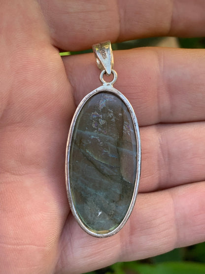 Labradorite, pendentif en Argent de 52mm x 20 x 9. Qualité AA à AAA, vendu avec cordon réglable de couleur noire !