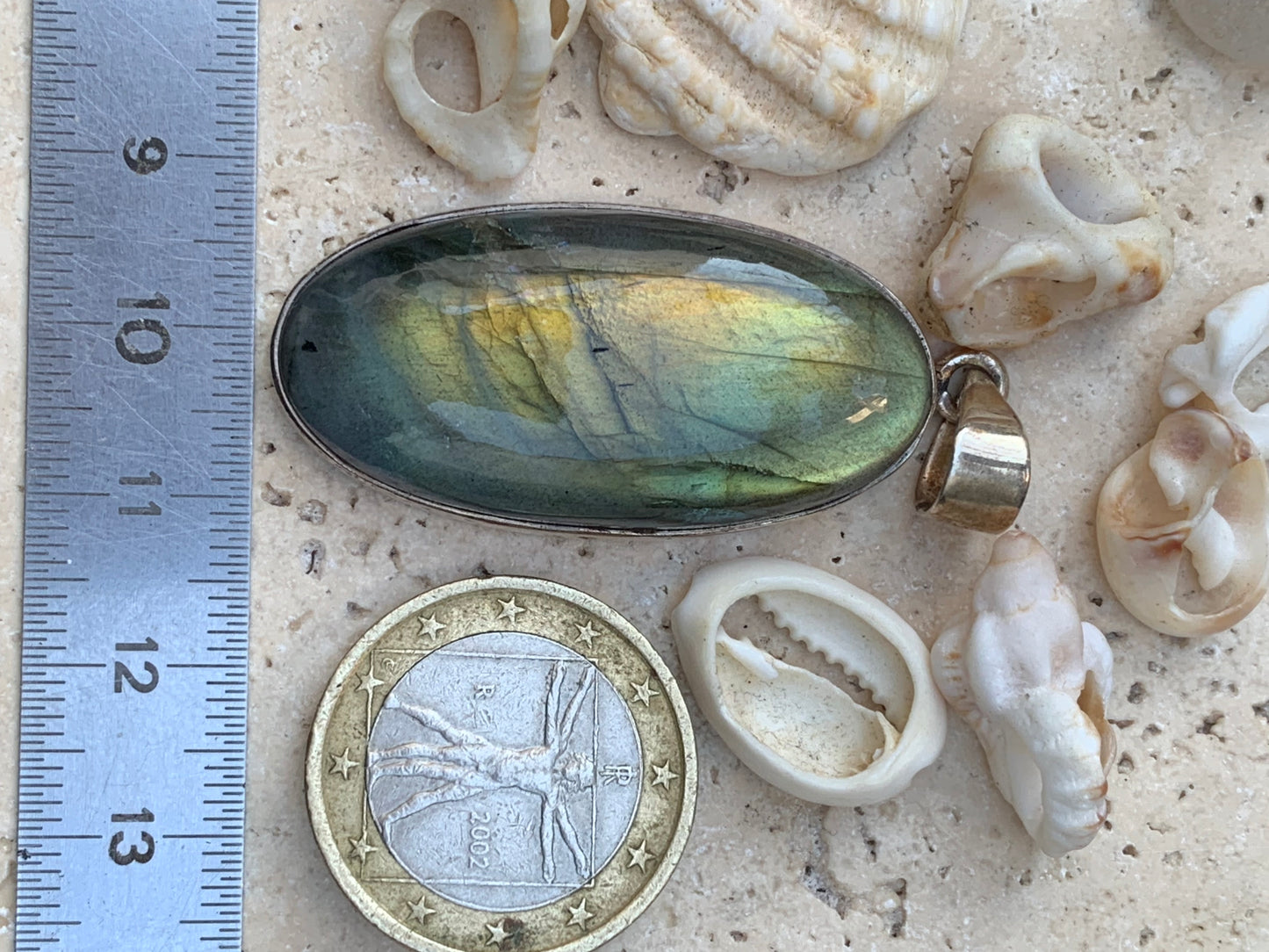 Labradorite, pendentif en Argent de 52mm x 20 x 9. Qualité AA à AAA, vendu avec cordon réglable de couleur noire !