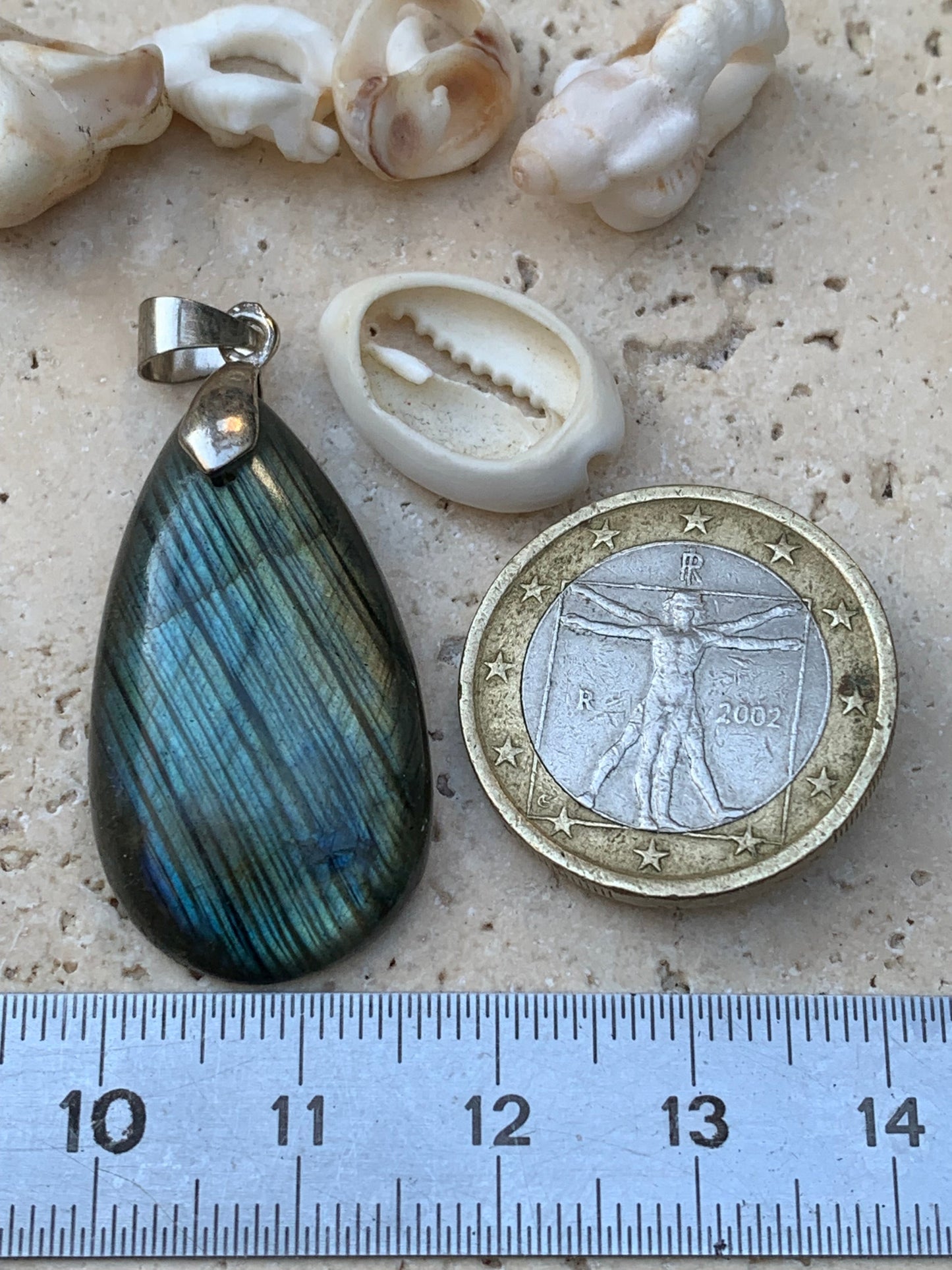 Labradorite, pendentif 'cabochon percé' de 42mm x 18 x 6. Qualité A à AA, vendu avec cordon réglable de couleur noire !