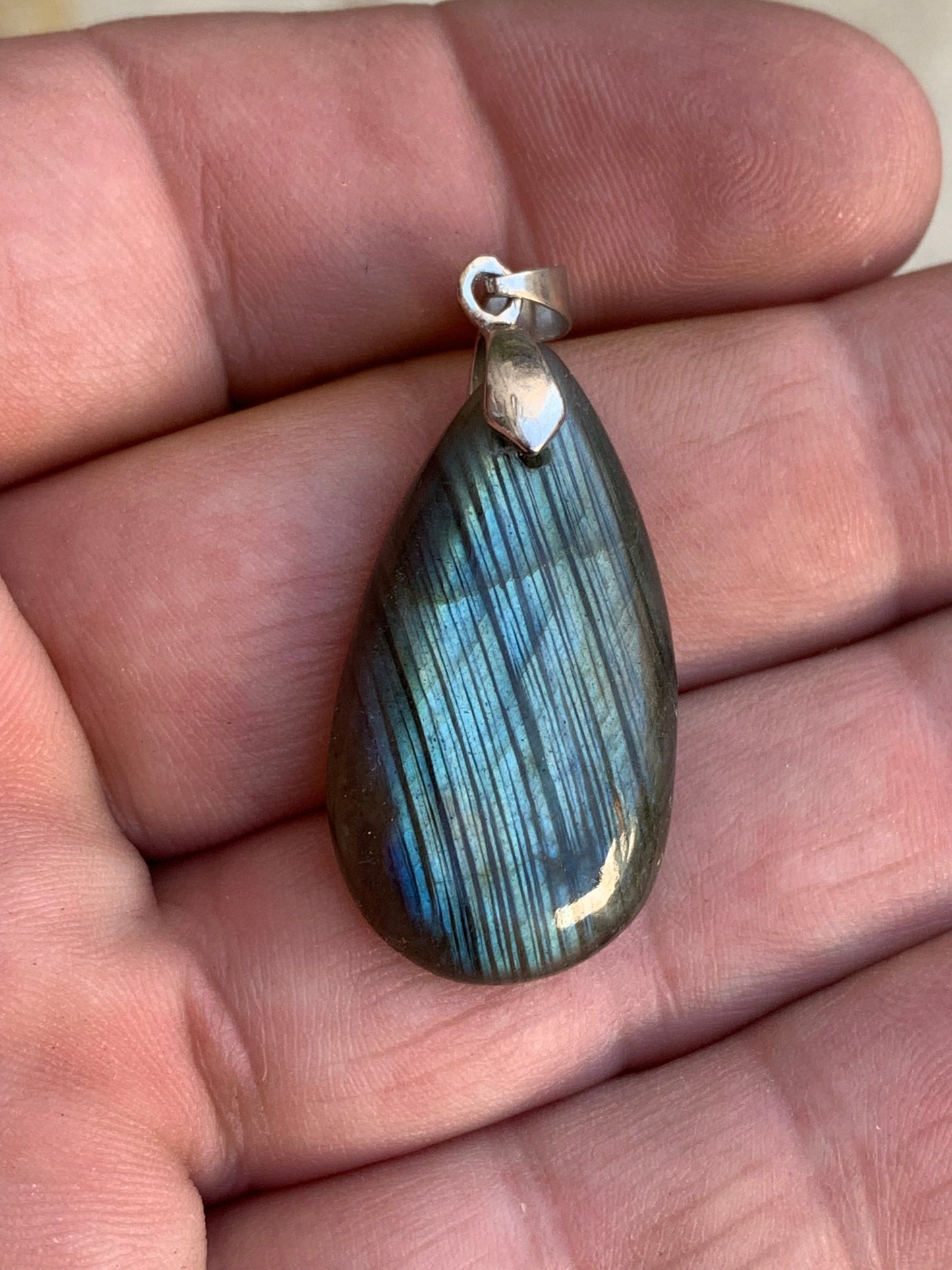Labradorite, pendentif 'cabochon percé' de 42mm x 18 x 6. Qualité A à AA, vendu avec cordon réglable de couleur noire !