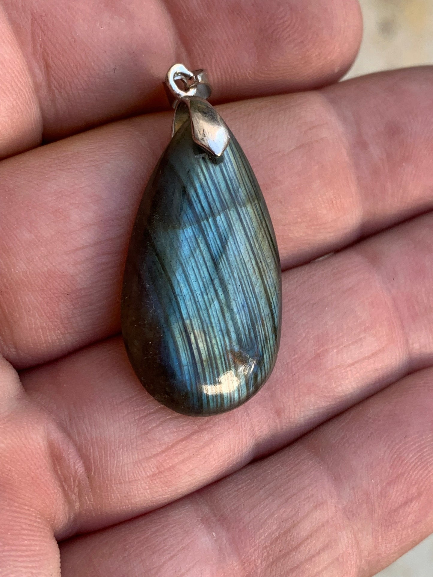 Labradorite, pendentif 'cabochon percé' de 42mm x 18 x 6. Qualité A à AA, vendu avec cordon réglable de couleur noire !