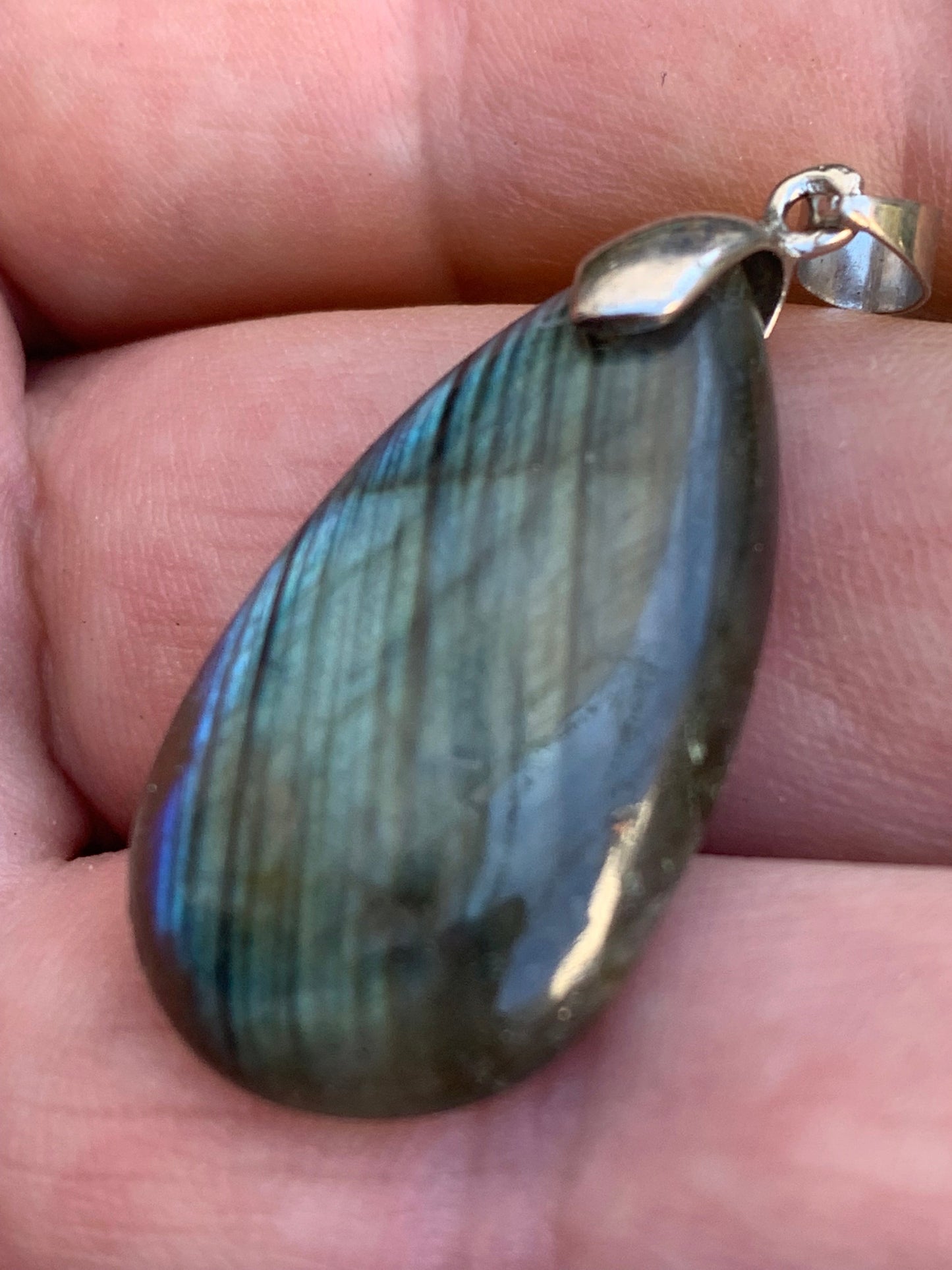 Labradorite, pendentif 'cabochon percé' de 42mm x 18 x 6. Qualité A à AA, vendu avec cordon réglable de couleur noire !